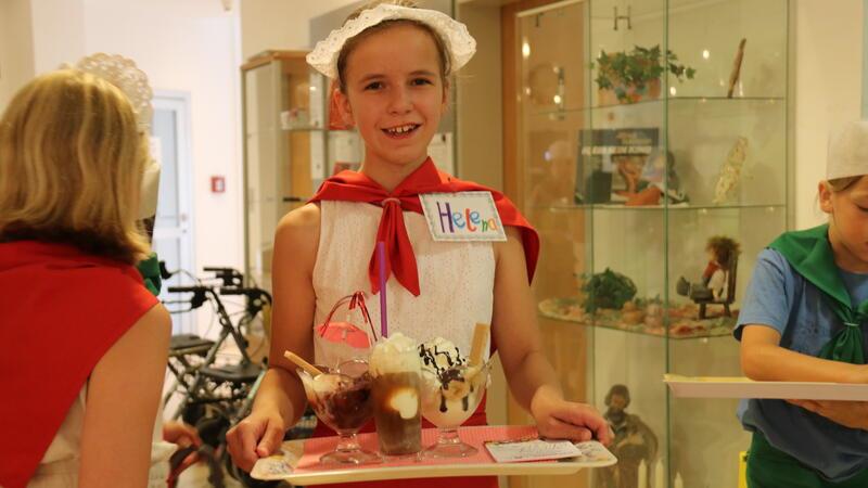 Italienisches Eiscafé für Senioren im Goslarer Haus Abendfrieden Ein volles Tablett und ein freundliches Lächeln: Helena hat viel Spaß an ihrer Arbeit.