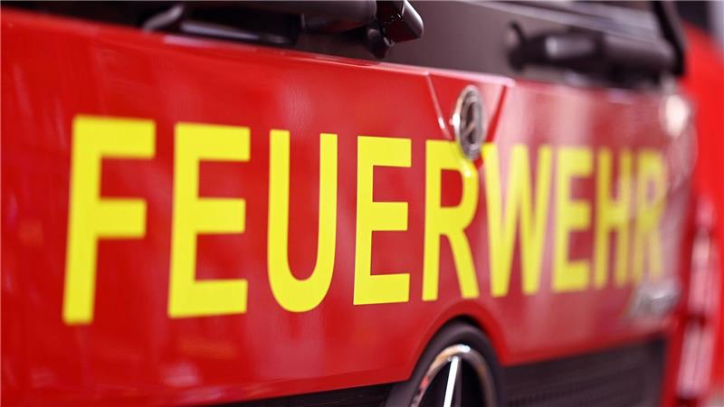 Lastwagen brennt auf A7 – Autobahn gesperrt Ein vollständig ausgebrannter Lkw beeinträchtigt den Verkehr auf der A7. (Symbolbild)