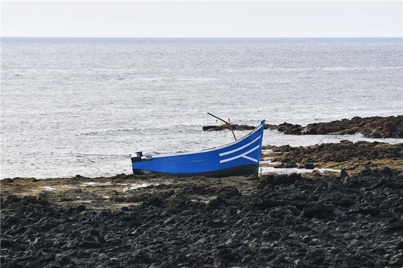 Ein von Flüchtlingen verlassenes Boot an einem Strand in Spanien. (Symbolbild).