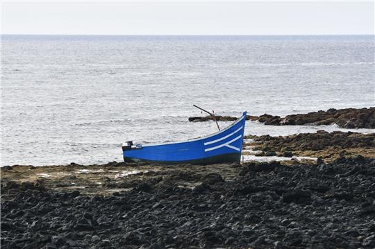 Ein von Flüchtlingen verlassenes Boot an einem Strand in Spanien. (Symbolbild).