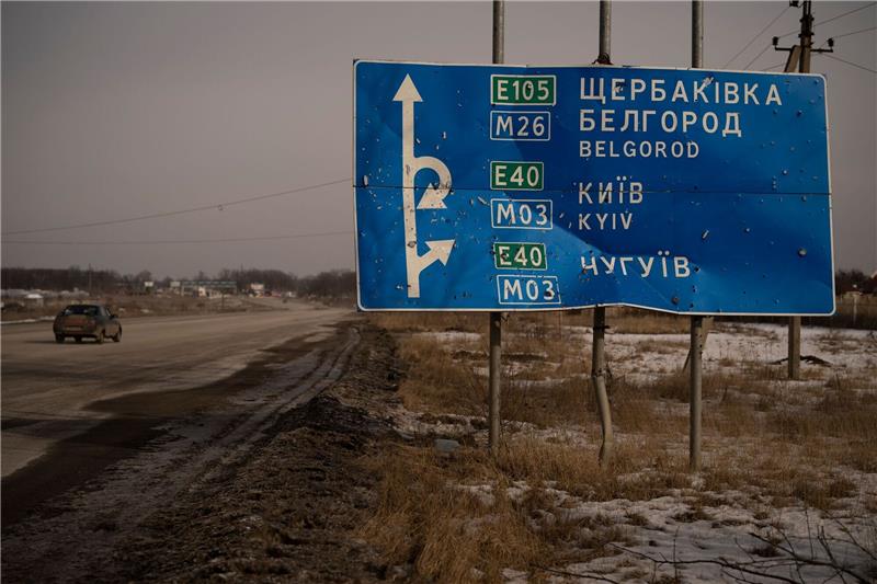 Russland will Einmarsch in Belgorod verhindert haben Ein von Kugeln und Granatsplittern beschädigtes Straßenschild auf der Straße zur russischen Stadt Belgorod.