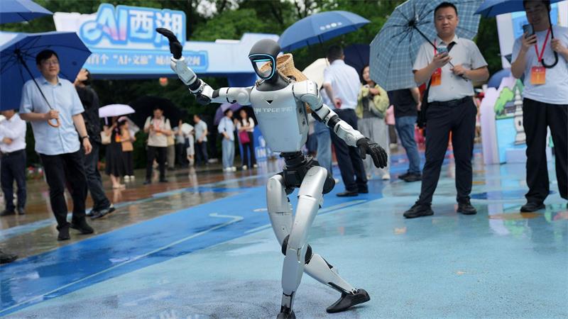 Ein von Unitree entwickelter Roboter führt einen Tanz vor. (Archivbild) 