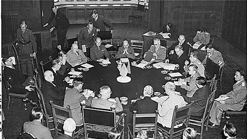 Goslars erste politischen Gehversuche unter britischer Besatzung Ein von der US National Archives and Records Administration (NARA) zur Verfügung gestelltes Handout-Bild der Eröffnungssitzung der Potsdamer Konferenz vom 17. Juli 1945: Präsident Harry S. Truman sitzt im Vordergrund (Rücken zur Kamera), der sowjetische Premierminister Josef Stalin (r.), der britische Premierminister Winston Churchill (l.), Außenminister James Byrnes rechts von Präsident Truman, US-Admiral William Leahy zwei Plätze rechts von Präsident Truman, der britische Außenminister Anthony Eden links von Churchill, der sowjetische Außenminister Wjatscheslaw Molotow links von Premierminister Stalin.