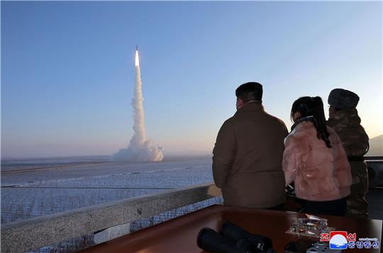 Ein von der staatlichen nordkoreanischen Nachrichtenagentur KCNA zur Verfügung gestellte Aufnahme soll den nordkoreanischen Machthaber Kim Jong Un (l) und seine Tochter Ju Ae (2.v.l) beim Beobachten eines Tests einer atomwaffenfähigen Interkontinentalrakete am Montag zeigen.