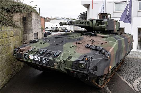 Ein vor Ort produzierter Schützenpanzer «Puma» steht am Eingang vom Rüstungsunternehmen Krauss-Maffei Wegmann in Kassel.