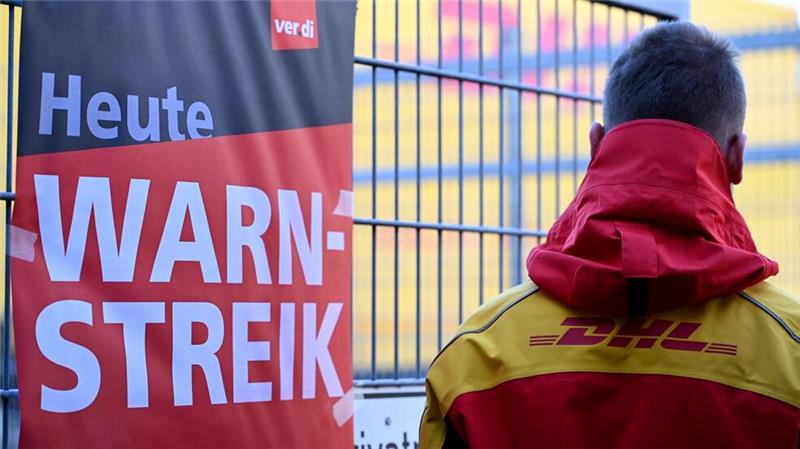 Post-Warnstreik: Zehn Prozent der Sendungen bleiben liegen Ein warnstreikender DHL-Mitarbeiter an einem Standort der Post, die zu DHL gehört.