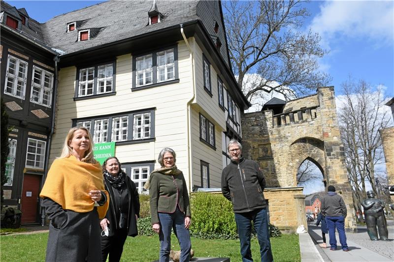 Goslarer Stadtschreiber gesucht: Wer zieht im Kloster ein? Ein weiterer kreativer Kopf soll in einer Wohnung im zweiten Obergeschoss des (sandfarbenen) Wohnturms im ehemaligen Kloster Neuwerk residieren. Die noch unter Werner Böse gegründete Stiftung „Maria in horto“ brennt dafür, vertreten durch (v.li.) Silke Duda-Koch, Gabriele Radeck-Jördens, Sabine Fontheim und Andreas Rietschel. Archivfoto: Kempfer