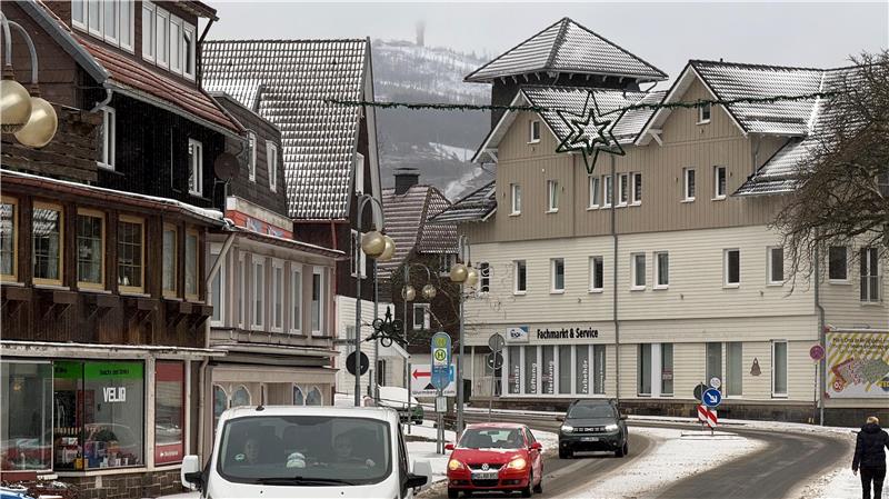 Ein wenig Schnee liegt bereits in Braunlage, und ein wenig Schnee soll zum Wochenende dazu kommen. Zum Skifahren wird es aber nicht reichen.