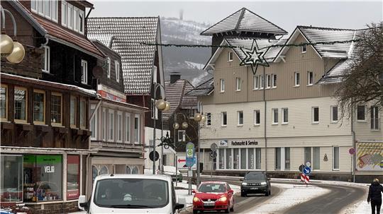 Ein wenig Schnee liegt bereits in Braunlage, und ein wenig Schnee soll zum Wochenende dazu kommen. Zum Skifahren wird es aber nicht reichen.