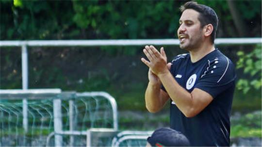 Ein wichtiger Baustein für den VfL Oker: Trainer Mehmet-Ali Tozlu, seit August 2023 am Adenberg im Amt, hängt beim Fußball-Bezirksligisten eine weitere Saison an. Foto: Epping