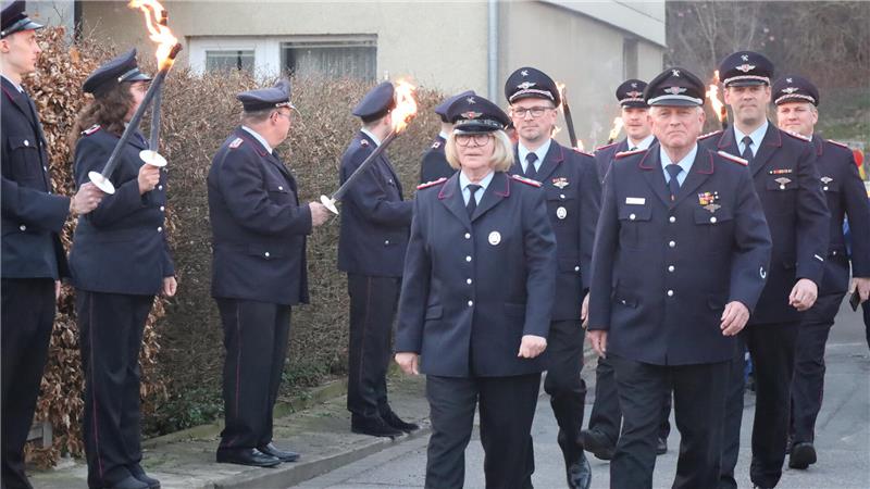 Ein würdevoller Abschied: Klaus Kiehne (r.) wird von zahlreichen Fackelträgern zu seiner Abschiedsfeier willkommen geheißen.