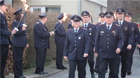 Ein würdevoller Abschied: Klaus Kiehne (r.) wird von zahlreichen Fackelträgern zu seiner Abschiedsfeier willkommen geheißen.