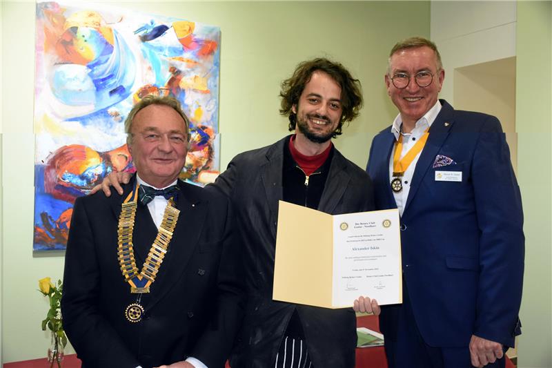 Alexander Iskin ist ein Botschafter für Goslar Ein würdiger Rotary-Stipendiat: Alexander Iskin (Mitte) erhält die Urkunde zum mit 3000 Euro dotierten Preis vor einem seiner Kunstwerke im Mönchehaus vom Präsidenten des Rotary Clubs Goslar-Nordharz, Dr. Axel Koch (links), und vom Vorsitzenden der Stiftung Rotary Goslar, Bernd Giesel (rechts).Fotos: Kempfer
