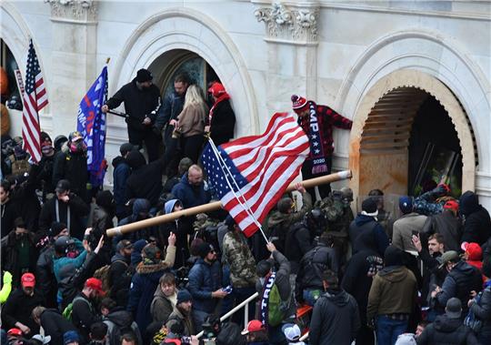 Ein wütender, bewaffneter Mob dringt in das US-Kapitol ein.