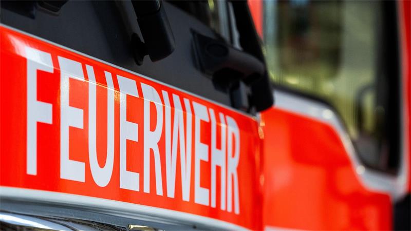 Ein zehnjähriger Junge wird in Aurich von der Feuerwehr aus einer Notlage befreit. (Symbolbild)
