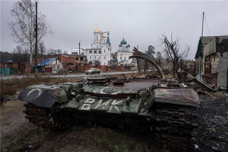 Krieg gegen die Ukraine: So ist die Lage Ein zerstörter Panzer in Swjatohirsk vor einer Kirche.
