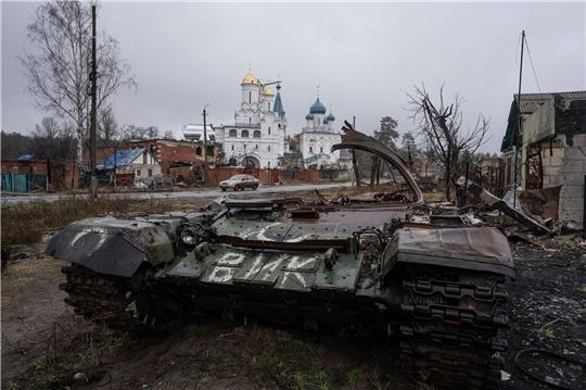 Ein zerstörter Panzer in Swjatohirsk vor einer Kirche.