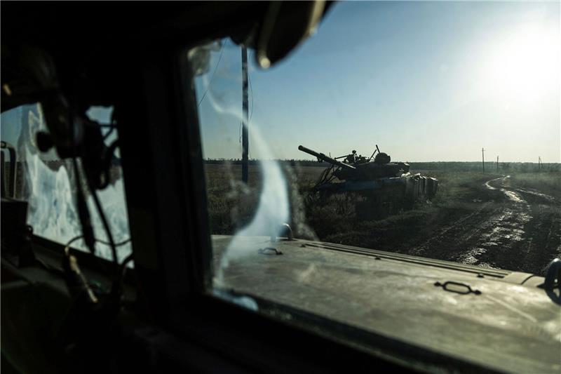 Ein zerstörter Panzer ist durch das Fenster eines Fahrzeugs an der Frontlinie in der Nähe von Klischtschijiwka bei Bachmut zu sehen.