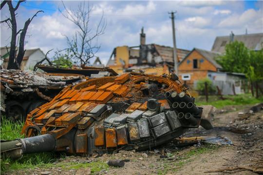 Ein zerstörter Panzer sowjetischer Bauart in einem ukrainischen Dorf östlich von Charkiw.