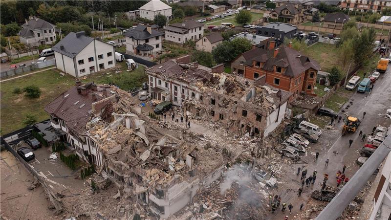 Bilder des Tages Ein zerstörter Wohnblock nach einem massiven russischen Raketenangriff in Kiew.