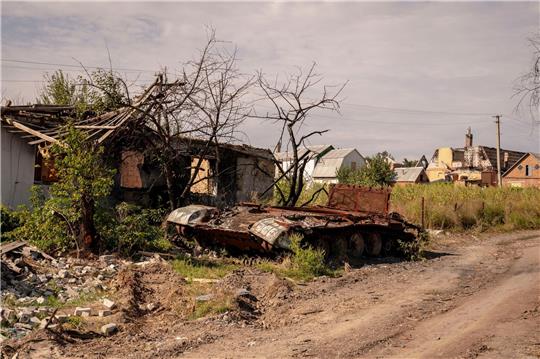 Ein zerstörter russischer Panzer in der Nähe von Charkiw.