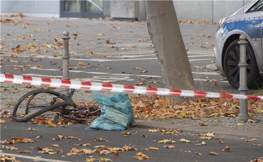 Ein zerstörtes Fahrrad liegt auf der Bundesallee in Berlin-Wilmersdorf. Drei Tage nach dem Unfall mit einem Betonmischer in Berlin ist die lebensgefährlich verletzte Radfahrerin gestorben. Foto: Paul Zinken/DPA