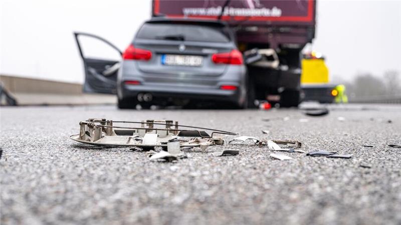 Ein zerstörtes Fahrzeug steht nach einem Unfall auf der Autobahn A3. (Archivbild)