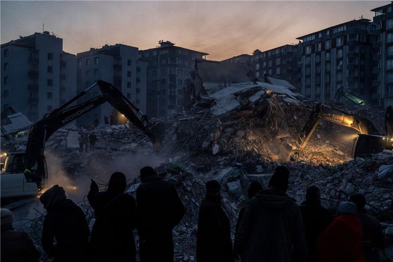 Haftbefehle nach Gebäudeeinstürzen in der Türkei Ein zerstörtes Gebäude in der Stadt Antakya.