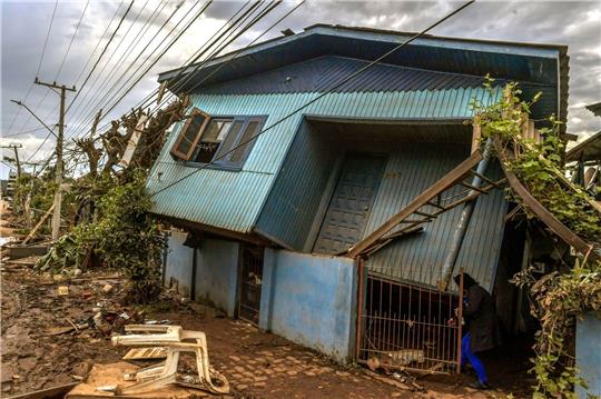 Ein zerstörtes Haus: Die Zahl der Toten ist nach den schweren Unwettern im Süden Brasiliens  weiter gestiegen.