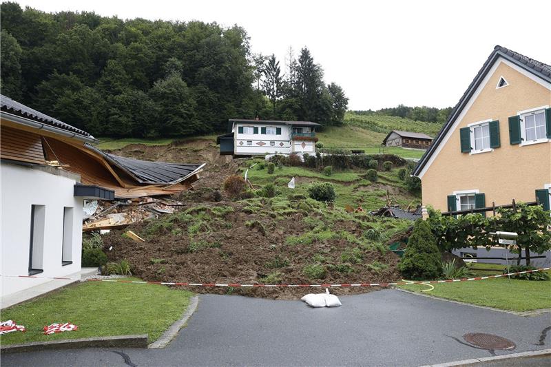 Slowenien und Österreich: Angst vor Erdrutschen Ein zerstörtes Haus nach einem Hangrutsch in St. Johann im Saggautal im Bezirk Leibnitz in der Steiermark in Österreich.