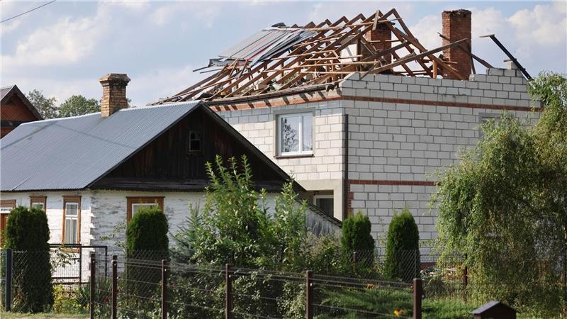 Drohnenabwehr: Der Schwachpunkt an der Nato-Ostgrenze Ein zerstörtes Hausdach, nachdem russische Drohnen während eines Angriffs auf die Ukraine den polnischen Luftraum verletzt haben. (Archivbild)
