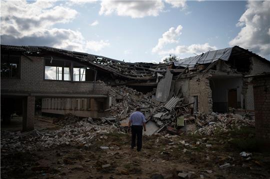 Ein zerstörtes Schulbegäude in der ostukrainischen Stadt Kupjansk.