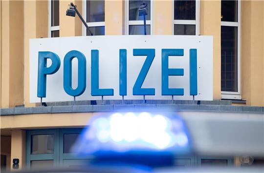 Ein Einsatzwagen der Polizei steht vor einer Dienststelle. Foto: dpa