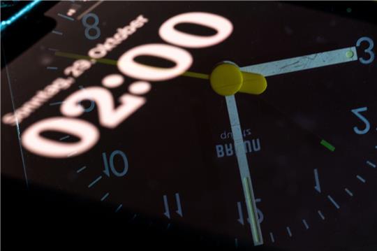 Ein Handy zeigt die Uhrzeit 02.00 Uhr auf dem Display an.