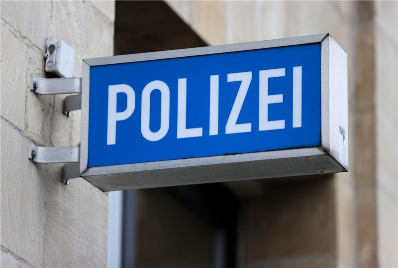 Autofahrer soll Katze im Harz absichtlich überfahren haben Ein LED-Leuchtkasten hängt an einem Polizeirevier. Symbolbild: DPA