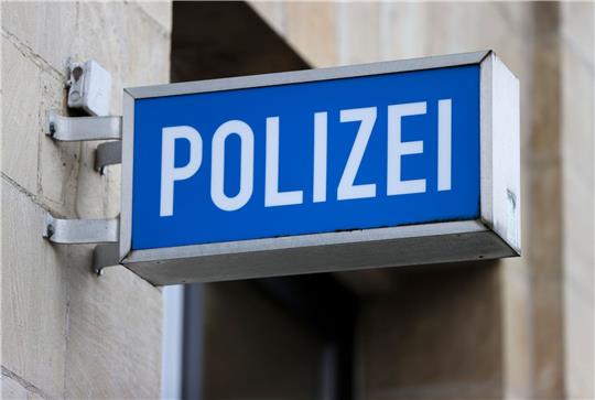Ein LED-Leuchtkasten hängt an einem Polizeirevier. Symbolbild: DPA
