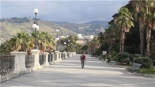 Ein Mann geht in Reggio Calabria an einer leeren Promenade spazieren. Die italienische Region Kalabrien ist die Heimat der auch in Deutschland umtriebigen ‚Ndrangheta. (Symbolbild)
