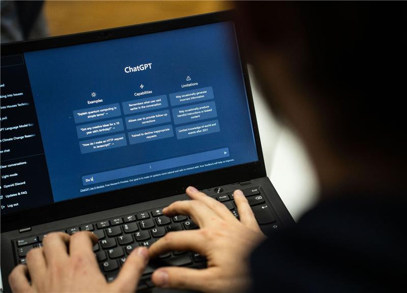 Schülerprojekt zu Umgang mit Künstlicher Intelligenz Ein Mensch gibt einen Text in ChatGPT ein.