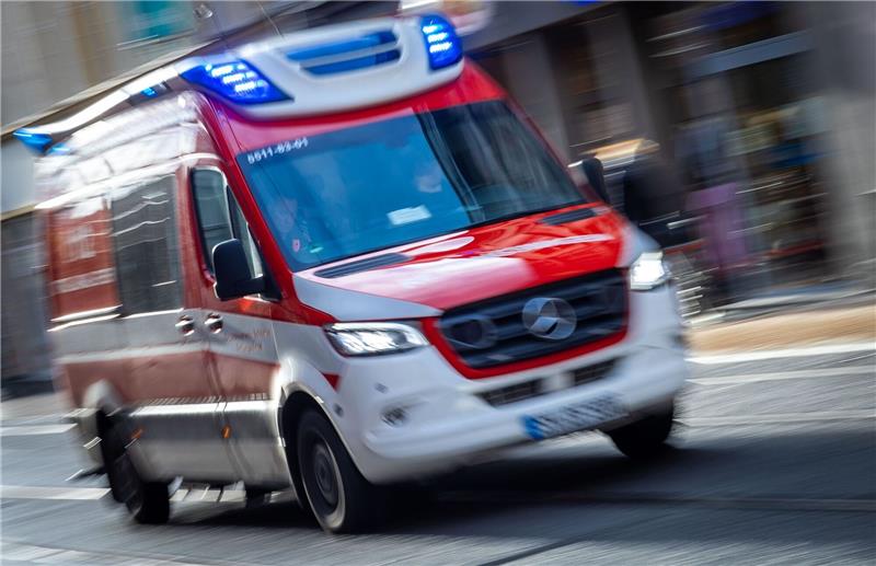 Menschliches Versagen als Ursache: Absturz von Flugschülerin Ein Rettungswagen ist mit Blaulicht im Einsatz.