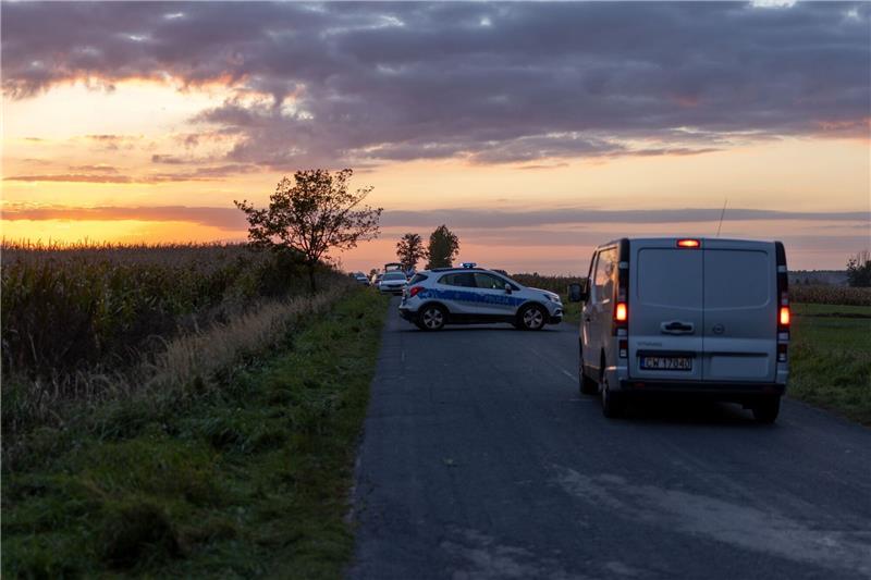 Ein Streifenwagen der Polizei sperrt eine Strasse in Richtung des Lecks an der Ölpipeline Druschba. In etwa zwei Kilometer Entfernung von dieser Stelle wurde ein Leck an der Ölpipeline entdeckt.