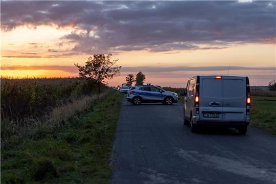 Ein Streifenwagen der Polizei sperrt eine Strasse in Richtung des Lecks an der Ölpipeline Druschba. In etwa zwei Kilometer Entfernung von dieser Stelle wurde ein Leck an der Ölpipeline entdeckt.