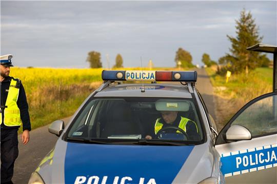 Ein Streifenwagen der polnischen Polizei sperrt eine Strasse in Richtung des Lecks an der Ölpipeline Druschba.
