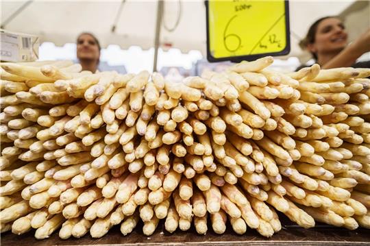 Ein Verkaufsstand für Spargel auf einem Markt.
