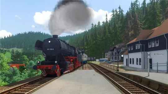 Einblick in die digitale Innerstetalbahn am Bahnhof Wildemann: Das Bild zeigt die damals im Bahnbetriebswerk Goslar eingesetzte 051 105-5 mit einem typischen Nahverkehrszug.