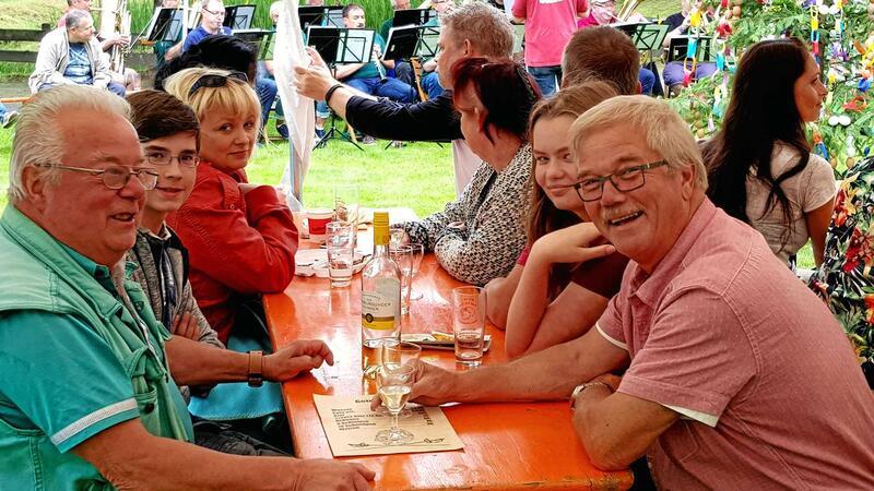 Party mit Hüpfburg: Wildemann feiert am 17. August ein Stadtfest Einblick in ein vergangenes Stadtfest: Bestens besetzt und bunt gemischt ist das Festzelt am Nachmittag. Später bestimmen die jüngeren Wildemanner als deutliche Mehrheit das Geschehen auf dem Pochwerkplatz.