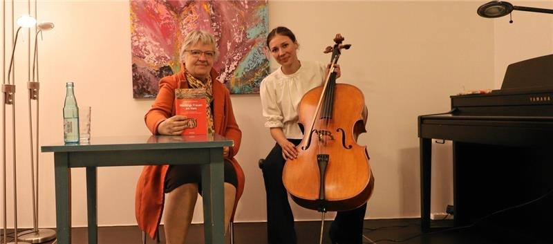 Die Macht der Harzer Frauen im Frühmittelalter Einblicke in ihr regionalgeschichtliches Buch „Mächtige Frauen am Harz“ gibt die Historikerin Elke Strauchenbruch (links) in der Lewer Däle. Musikalisch begleitet wird sie von Meral Hamut am Cello. Foto: Jambrek