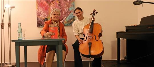 Einblicke in ihr regionalgeschichtliches Buch „Mächtige Frauen am Harz“ gibt die Historikerin Elke Strauchenbruch (links) in der Lewer Däle. Musikalisch begleitet wird sie von Meral Hamut am Cello. Foto: Jambrek