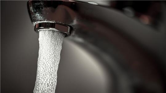 Einbrecher verursachen in einem unbewohnten Haus in Emden einen hohen Wasserschaden. (Symbolbild)