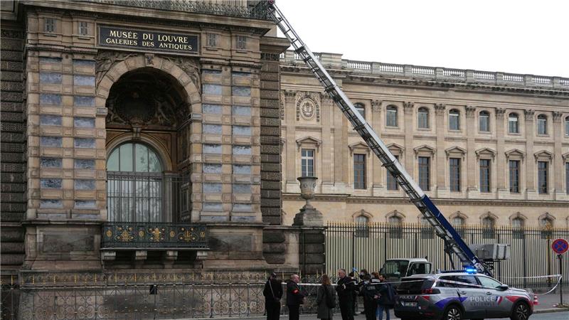 Einbruch im Louvre: Diebe steigen mit Möbelaufzug ein und stehlen Napoleon-Schmuck.