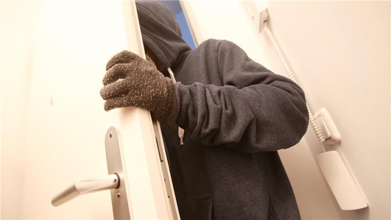Einbrüche (hier ein Symbolfoto) gehören für den 45-Jährigen wohl zur Tagesordnung. Die Familie seiner Ex-Frau jedenfalls besuchte er des Öfteren – ungebeten.